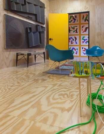 Помещение с полом из фанеры