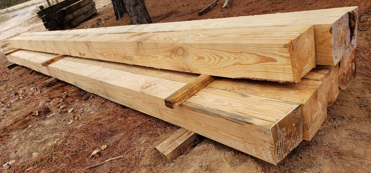 Бруски на складе под открытым небом