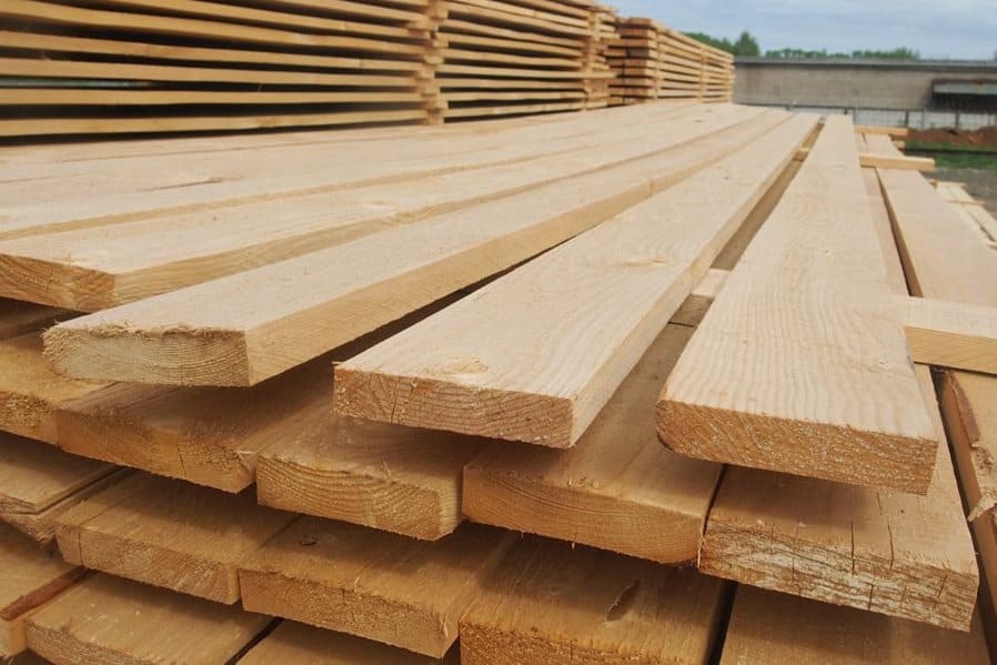 Обрезные доски на складе
