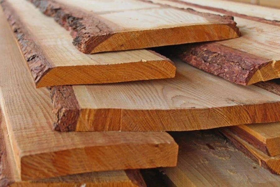 Необрезные доски на складе